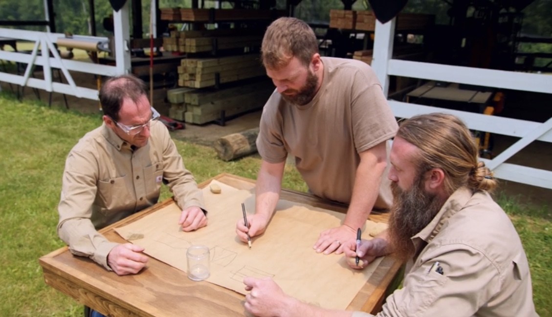 From left, Freeland Southard ’05, Mark Rubelowsky ’19 and Eli Baylis
sketch while competing on Forged in Fire.